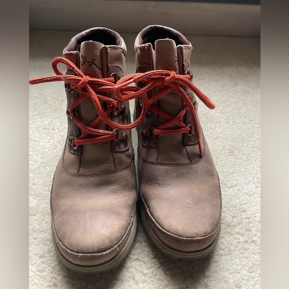 Chaco Ember boot- tan/orange women’s 9